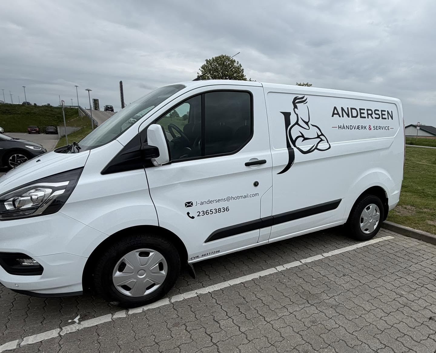 J Andersens hvide firmabil med logo